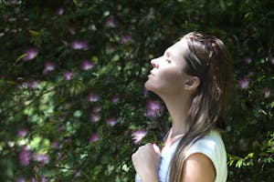 Cohérence cardiaque, personne respirant